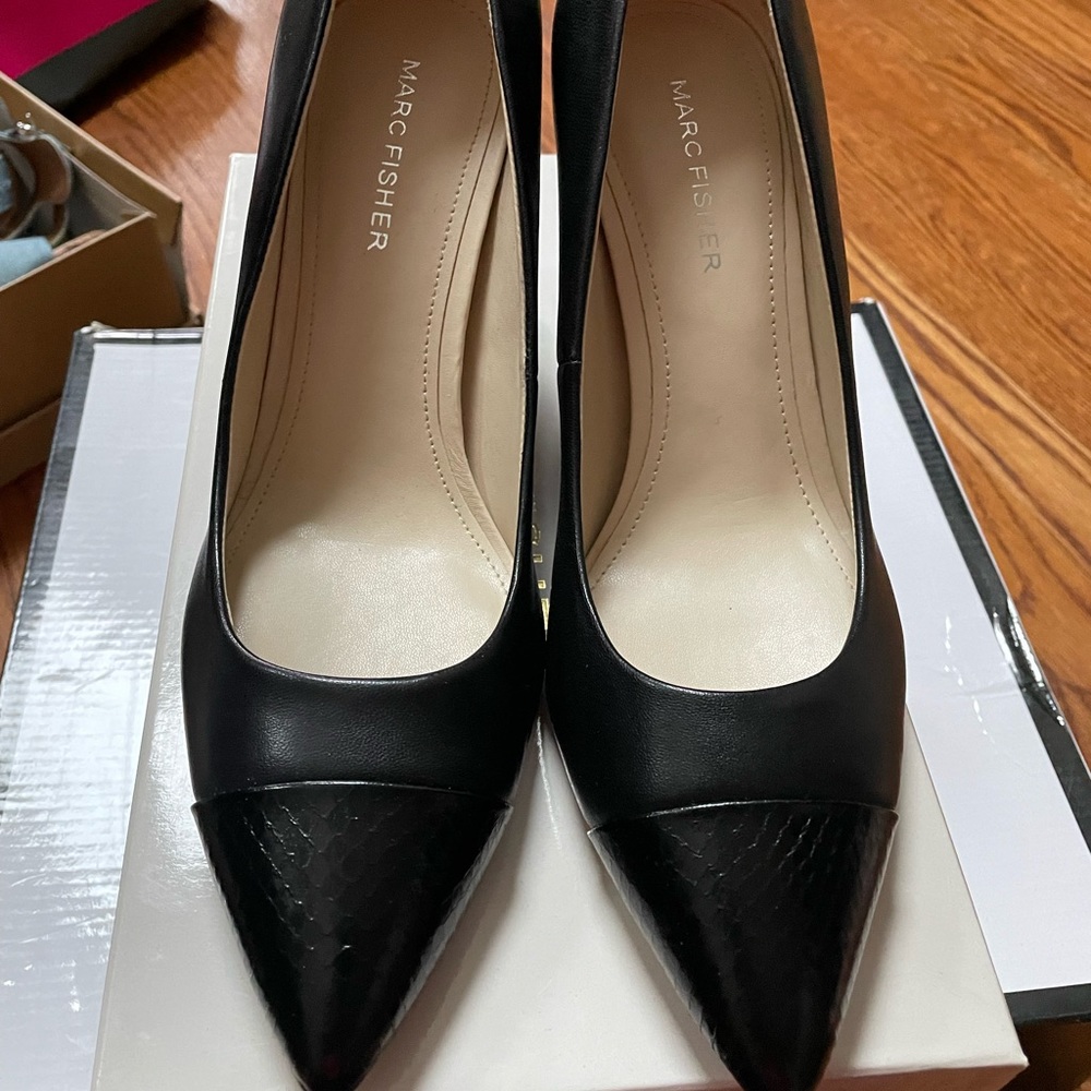 Marc Fisher  leather pump